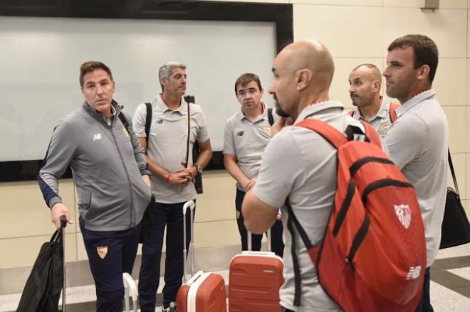 Berizzo y su cuerpo técnico en el aeropuerto de Turquía.