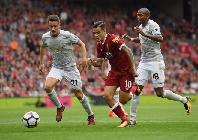 Coutinho intenta marcharse de Ander Herrera.