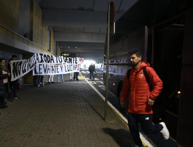 La pancarta de apoyo a los jugadores del Sevilla (Foto: SFC).