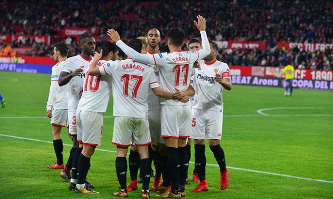 Los jugadores del Sevilla celebran el segundo gol ante el Cádiz.