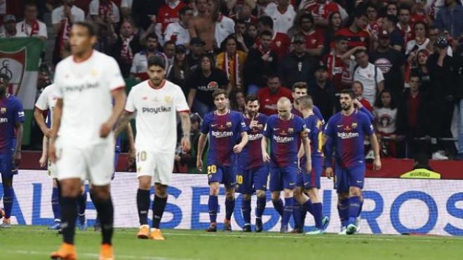 Los jugadores del Barça celebran uno de los goles ante un Sevilla derrumbado.