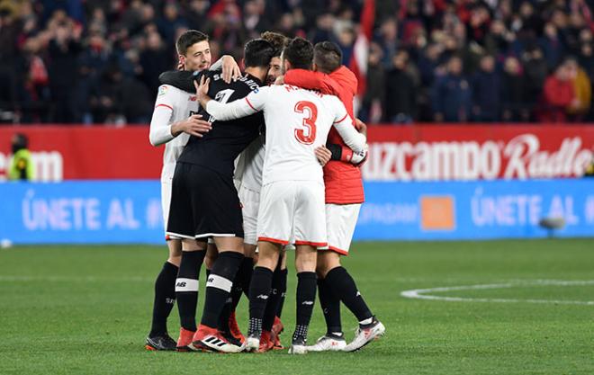Los jugadores del Sevilla celebran el pase a la final.