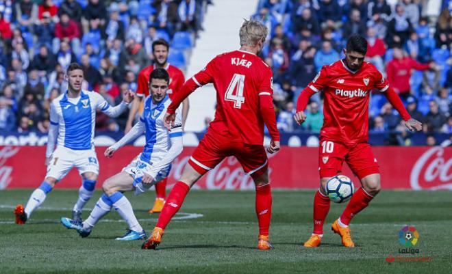 Aficionados del Sevilla en Butarque.Éver Banega control un balón.