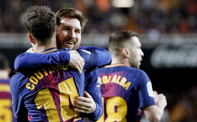 Coutinho y Messi celebran un gol ante el Valencia.