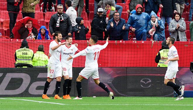 Franco Vázquez celebra su gol con Escudero y Correa (Foto: Kiko Hurtado).