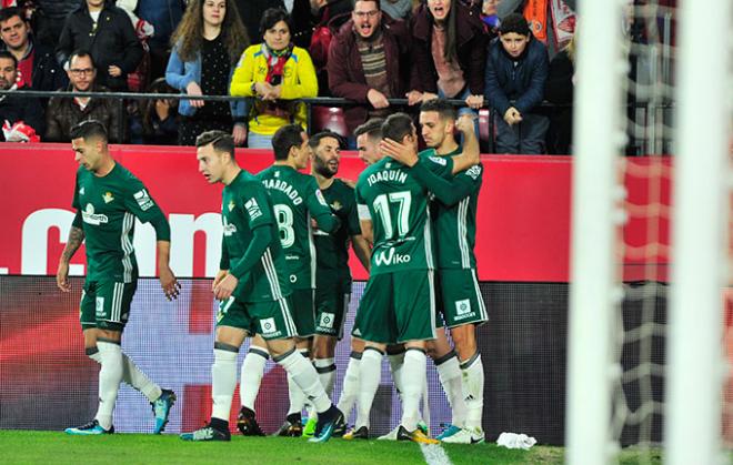 Los jugadores del Betis celebran un gol ante el Sevilla (Foto: Kiko Hurtado).