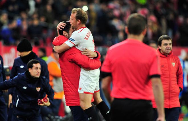 Krohn-Dehli celebra su gol con Sergio Rico. (FOTO: Kiko Hurtado)