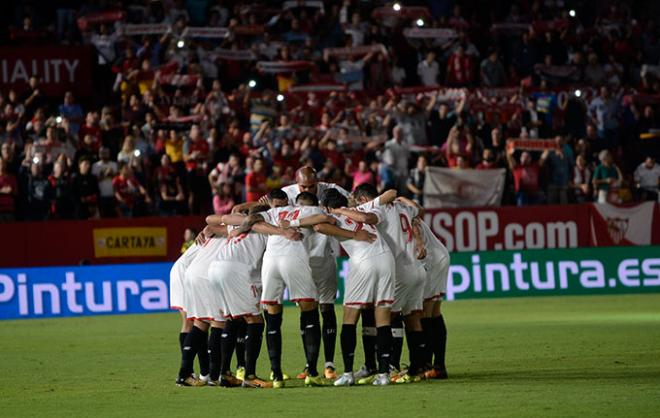 Los jugadores del Sevilla, en un partido (Foto: Kiko Hurtado).