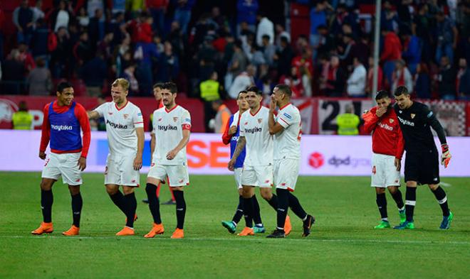 Los jugadores del Sevilla celebran su victoria ante la Real. (FOTO: Kiko Hurtado)