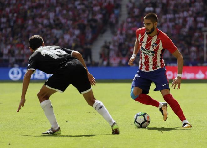 Carrasco, autor del primer gol, ante Navas.