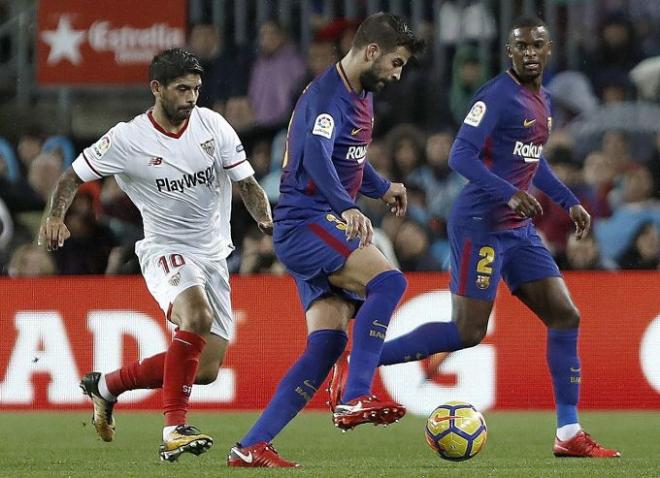 Banega presiona a Piqué, en el Barça-Sevilla de la 17/18.