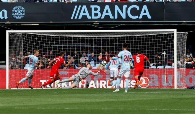 Instante previo al primer gol del Celta al Sevilla.