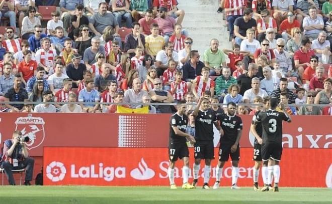 Los jugadores del Sevilla celebran el gol de Muriel.