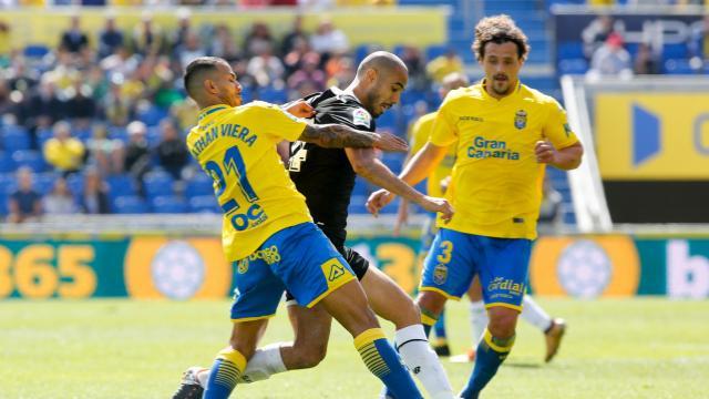 Pizarro mantiene la posesión de la pelota ante Las Palmas.