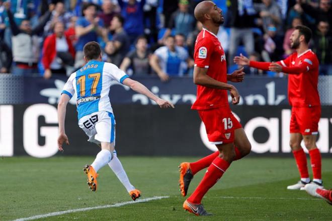 Nzonzi se lamenta de un gol del Leganés.