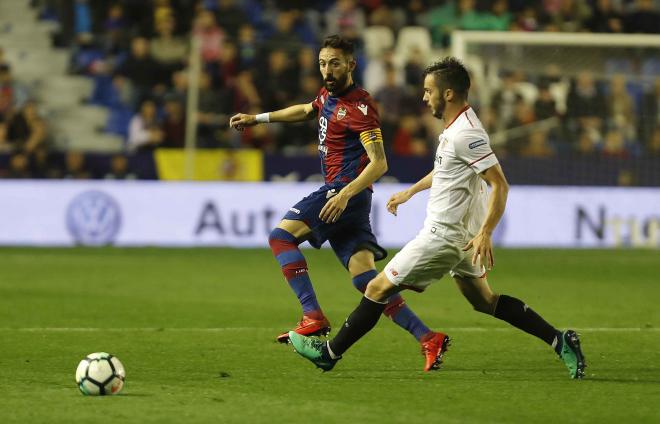 Morales y Sarabia en un lance de juego.