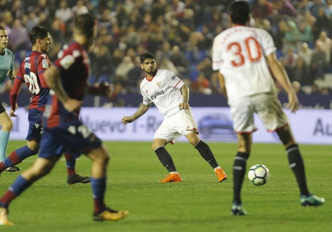 Banega, en el partido de este viernes. (FOTO: David González)