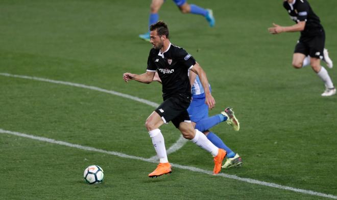 'Mudo' Vázquez conduce la pelota en el partido contra el Málaga.