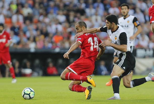 Estadio de Mestalla.Pizarro trata de recuperar un balón en Mestalla. (FOTO: David González)