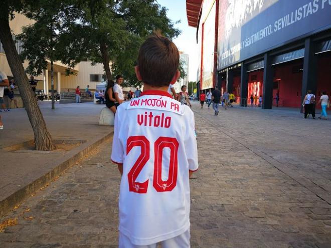 Un niño con la camiseta de Vitolo y el mensaje superpuesto (Foto: Kiko Hurtado).