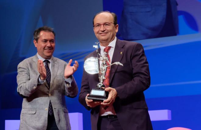 José Castro recoge el premio Real Alcázar de manos del Alcalde. (Foto: IMD).