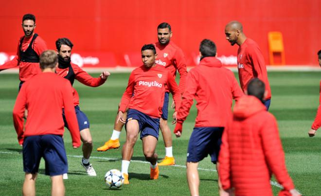 Jugadores del Sevilla en un entrenamiento (Foto: Kiko Hurtado).