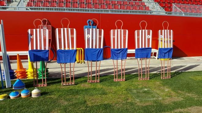 Las barreras de entrenamiento del Sevilla FC, disfrazadas.