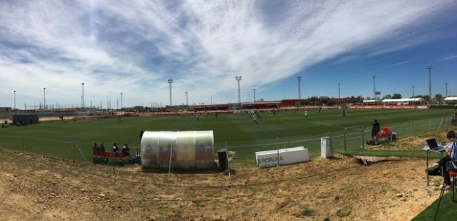 El derbi se juega en la ciudad deportiva sevillista.