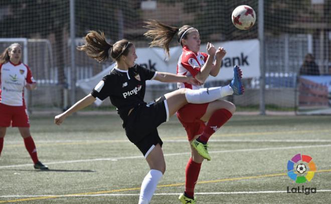 La sevillista Jenni Morilla lucha el balón con una jugadora del Santa Teresa.