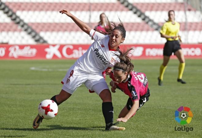 Oliva lucha una pelota ante una jugadora del Albacete. (FOTO: LaLiga)