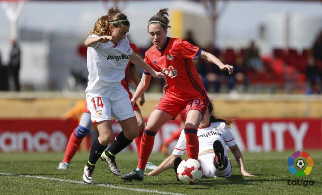 La sevillista María Bores pugna un balón con Mendoza.