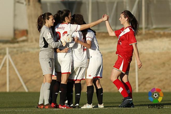 Las jugadoras del Sevilla celebran su victoria. (FOTO: LaLiga)