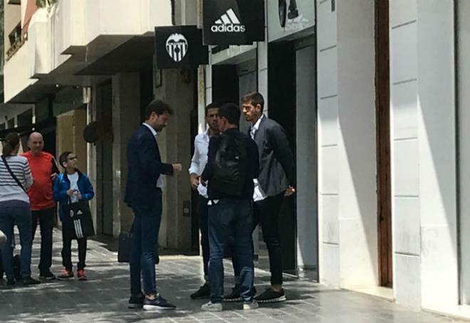 Los agentes de Hazard, en las oficinas del Valencia.