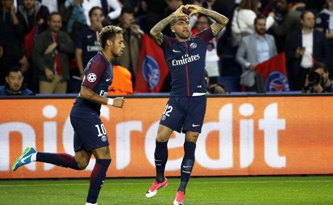 Alves celebra junto a Neymar un gol en el PSG.