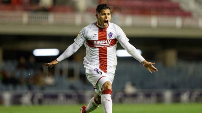 Cucho Hernández, celebra un gol con el Huesca