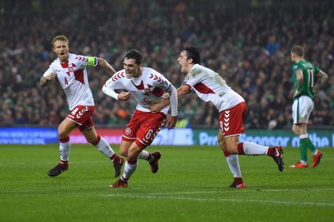 Kjaer celebra el primer gol danés en el partido de este martes en Dublín.