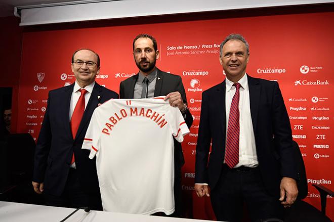 Machín posa con la camiseta del Sevilla (Foto: Kiko Hurtado).