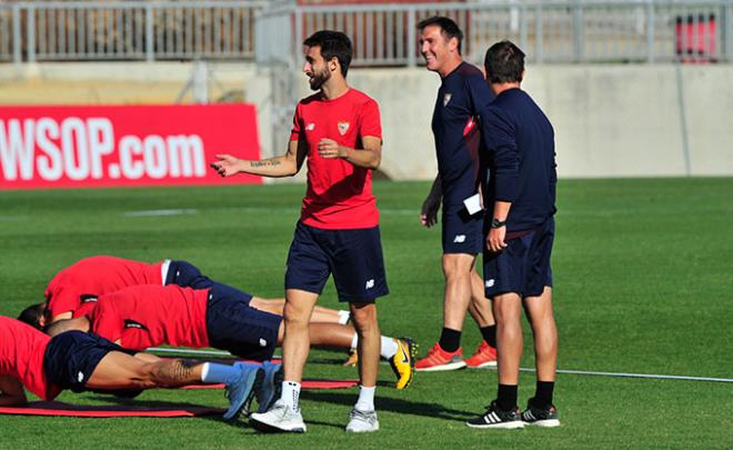 Nico Pareja entrenando con el Sevilla FC. (Foto: Kiko Hurtado).