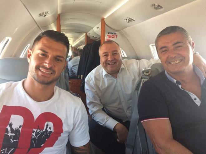 Vitolo, sonriente, con el presidente de la UD Las Palmas rumbo a Canarias.