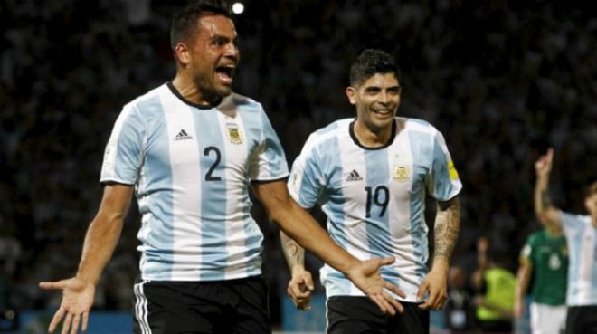 Mercado celebra un gol con Argentina.