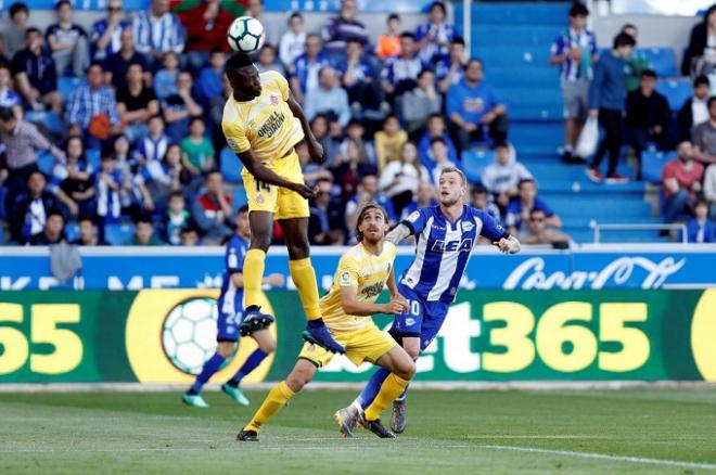 Olunga cabecea una pelota en el Alavés-Girona.