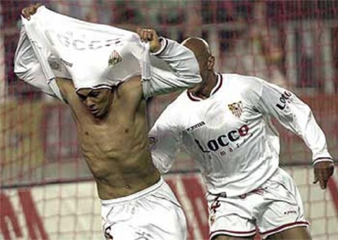 Daniel Alves y Darío Silva celebran uno de los goles al Real Madrid en 2003.