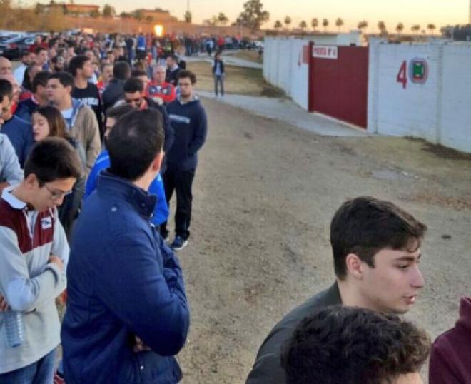 Largas colas antes del Sevilla Atlético-Córdoba (Foto: @japineda88 ).