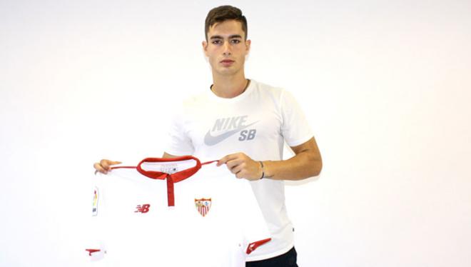 Luis García posa con la camiseta de su nuevo equipo.