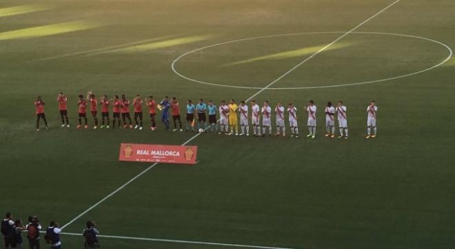 Los dos equipos, sobre el terreno de juego de Son Moix. (FOTO: @FutbolMallorca)