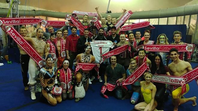 El elenco de Cirque du Soleil, junto a la representación sevillista. (FOTO: SFC)