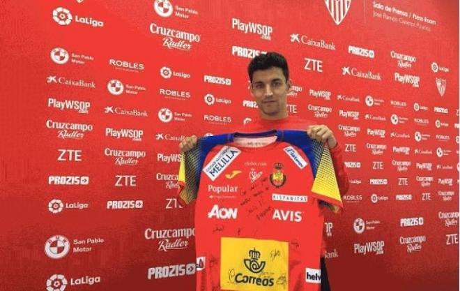 Jesús Navas con la camiseta de los Hispanos.