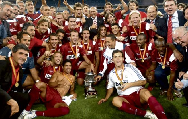 El Sevilla celebra la Supercopa de España de 2007.
