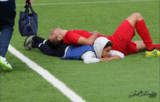 Moisés Aguilar y su ayuda a un jugador (Foto: Antonio Alcalde).