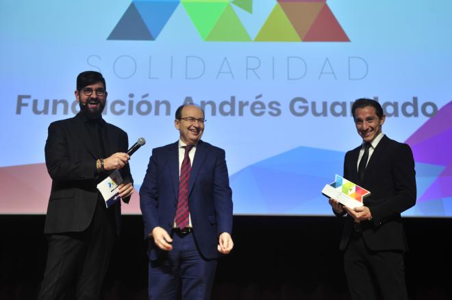 José Castro entrega el Premio DEX a Guardado. (Foto: Kiko Hurtado).